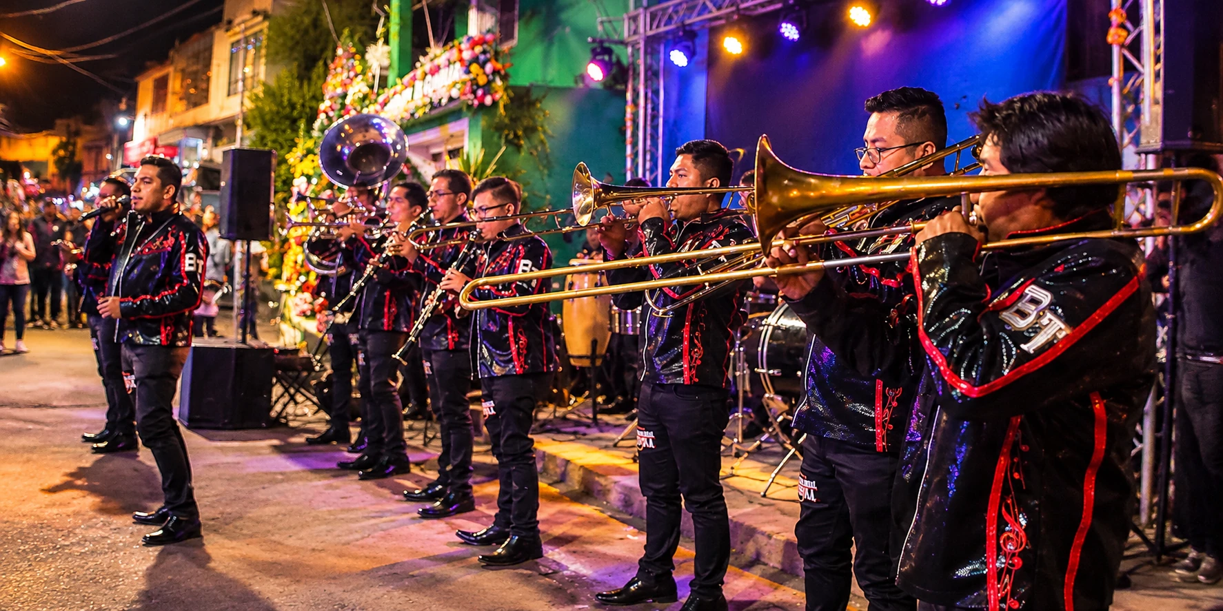 Banda sinaloense durante presentación musical en escenario