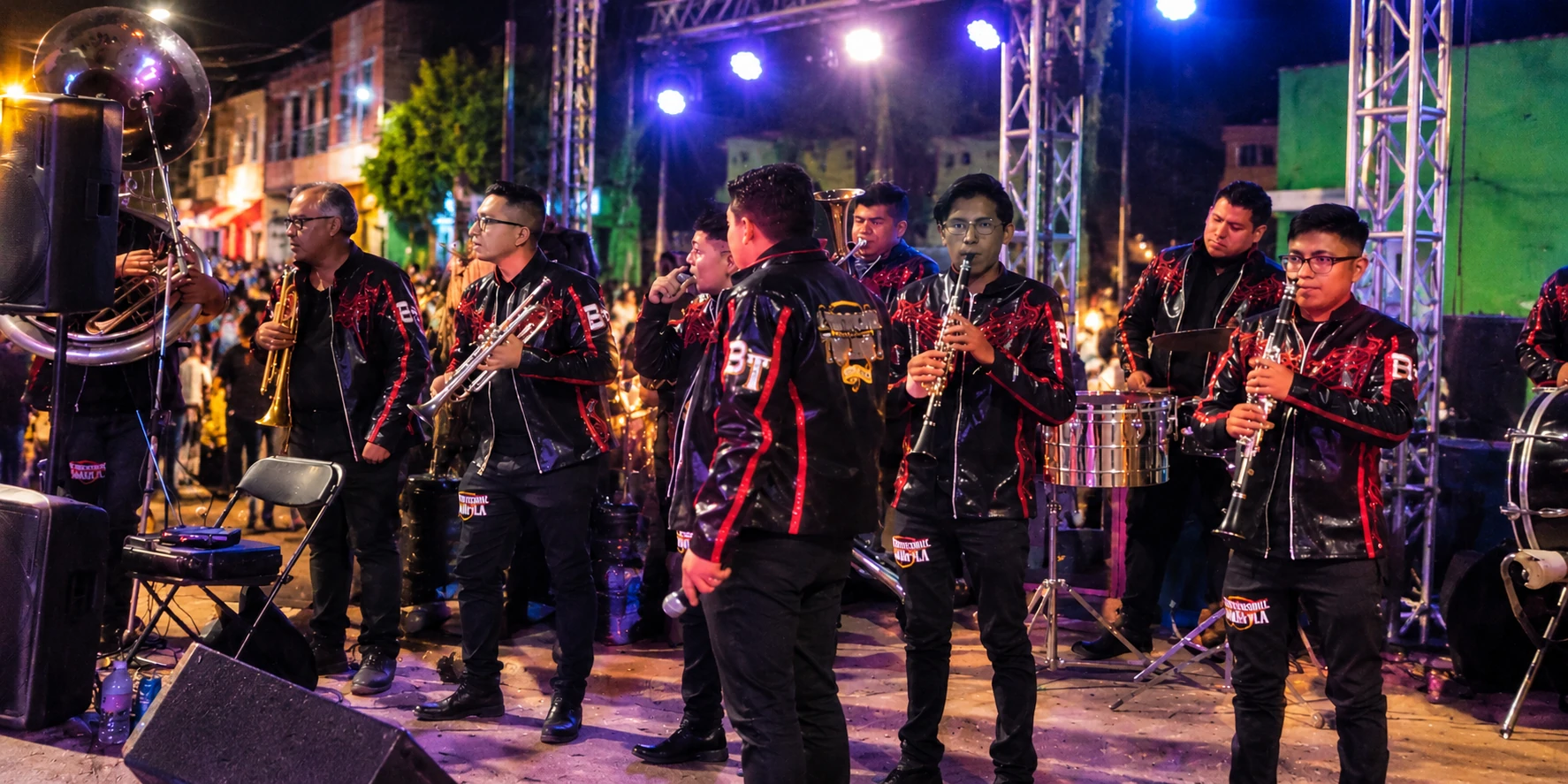 Banda sinaloense amenizando una fiesta