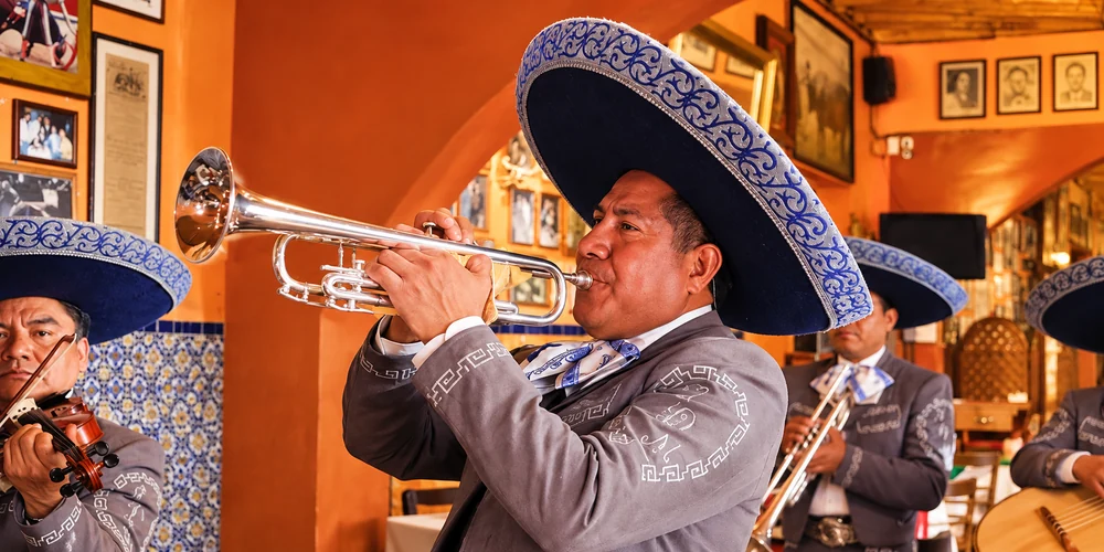 Mariachi trompetista interpretando música mexicana en un restaurante tradicional