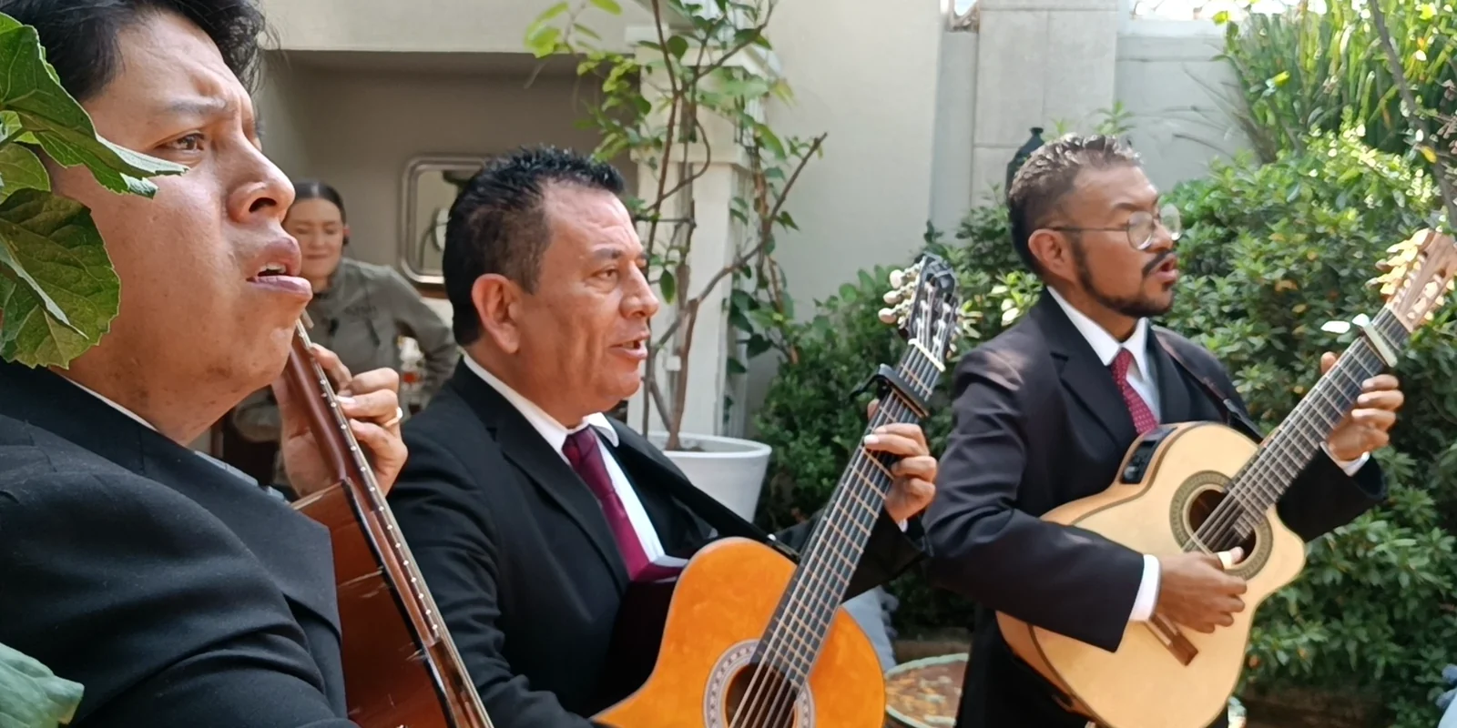 Trío musical interpretando canciones románticas con guitarras